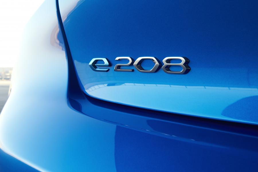 Логотип Peugeot e-208 2019 года  (WW) (фото 25 из 42)